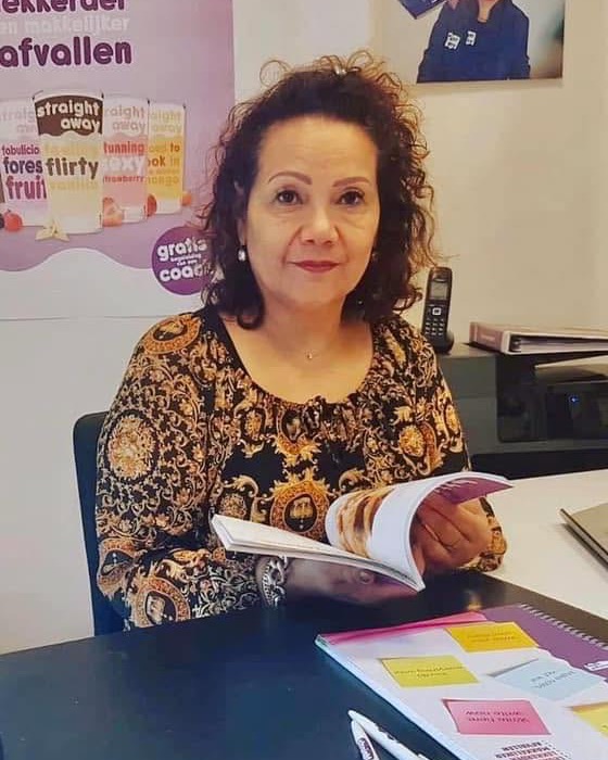 Sandra aan haar bureau in de praktijk van Sajade